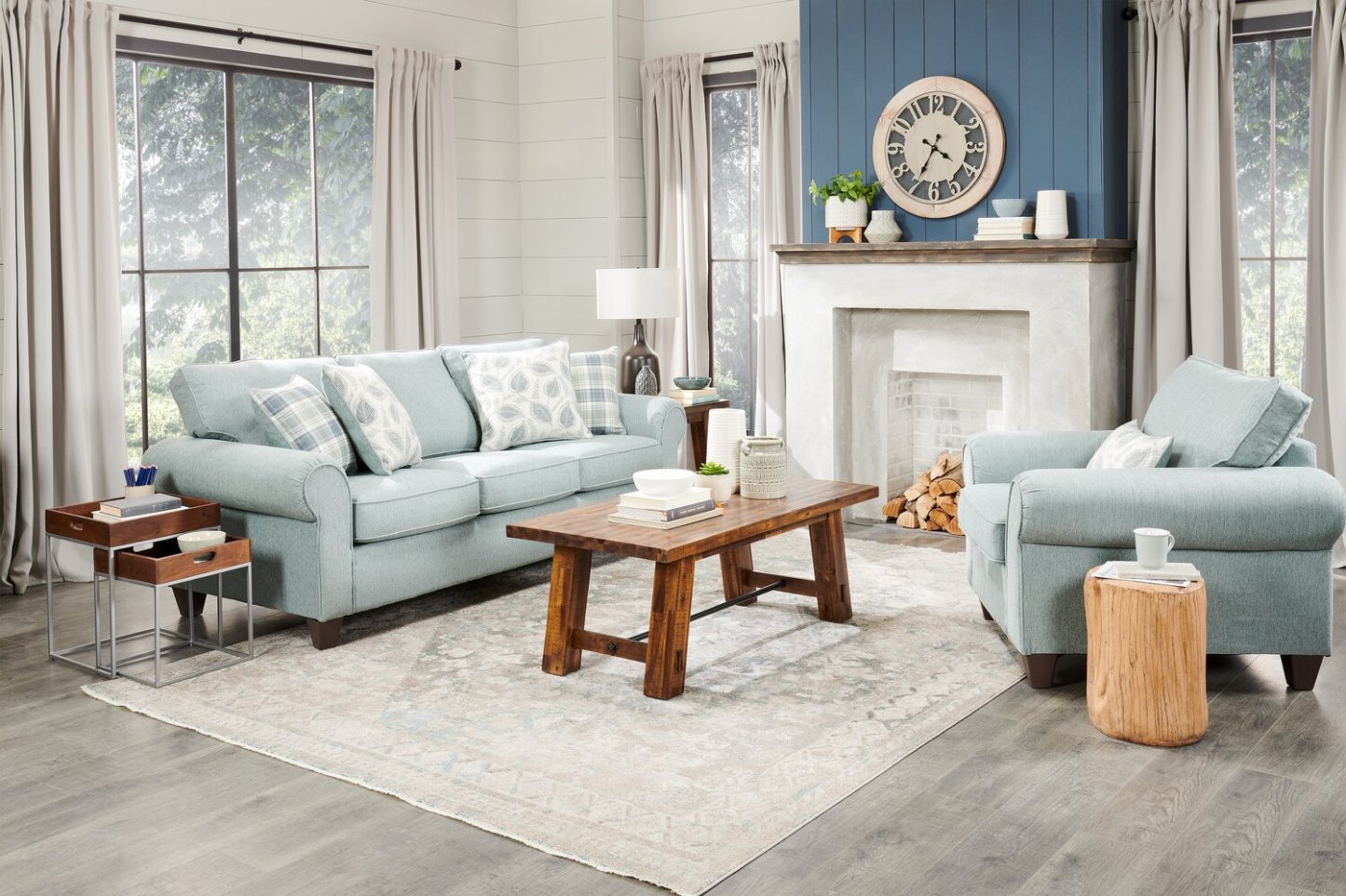 Fauteuil Scarlett de 41,5 po fabriqué au Canada en tissu de chenille avec accoudoirs enroulés et coussin décoratif - bleu marine