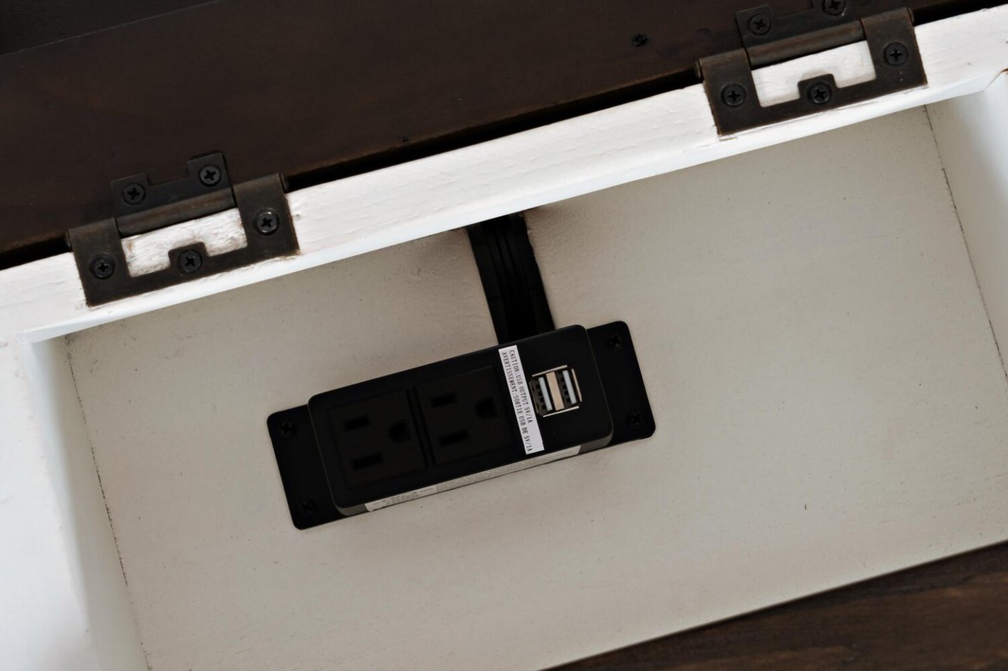 Morgan 16 Rustic Powered Chairside Table with Storage - White with Reclaimed Wood|Table de fauteuil rustique Morgan de 16 po avec rangement - blanche avec bois recyclé