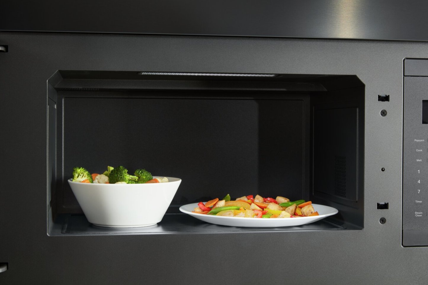 Four à micro-ondes à hotte intégrée KitchenAid de 1,1 pi³ à installation affleurée avec cuisson à 900 Watts - Acier inoxydable noir - YKM… | KitchenAid 1.1 Cu. Ft. Flush Over-the-Range Microwave with 900 Watts Cooking - Black Stainless - YKM…