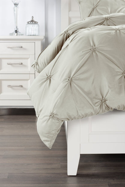 Gardenia Wynd 3-Piece Full/Queen Comforter Set - Oatmeal | Ensemble d'édredon Gardenia Wynd 3 pièces écru pour lit double ou grand lit