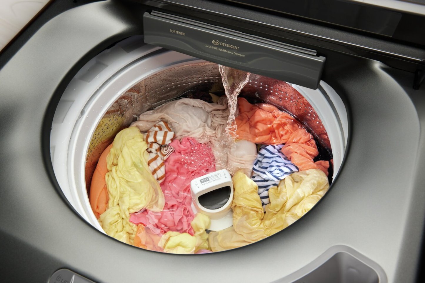 Laveuse Whirlpool à chargement par le haut de 6,1 pi³ - noir volcan - WTW6157PB