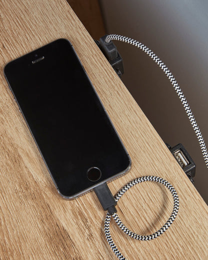 Table de chevet Derekson à 2 tiroirs avec ports USB, 21,7 L x 24,4 H - Naturel | Table de nuit Derekson de 21,7 po (L) x 24,4 po (H) à 2 tiroirs avec ports USB - naturelle