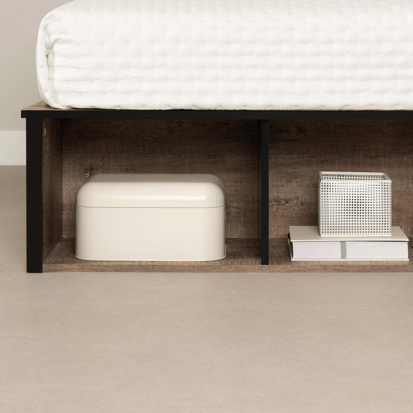 Lit plateforme Everley avec rangement et paniers intégrés, chêne patiné et noir mat - taille simple | Lit plateforme Everley avec rangement et paniers intégrés, chêne vieilli et noir mat - format lit simple