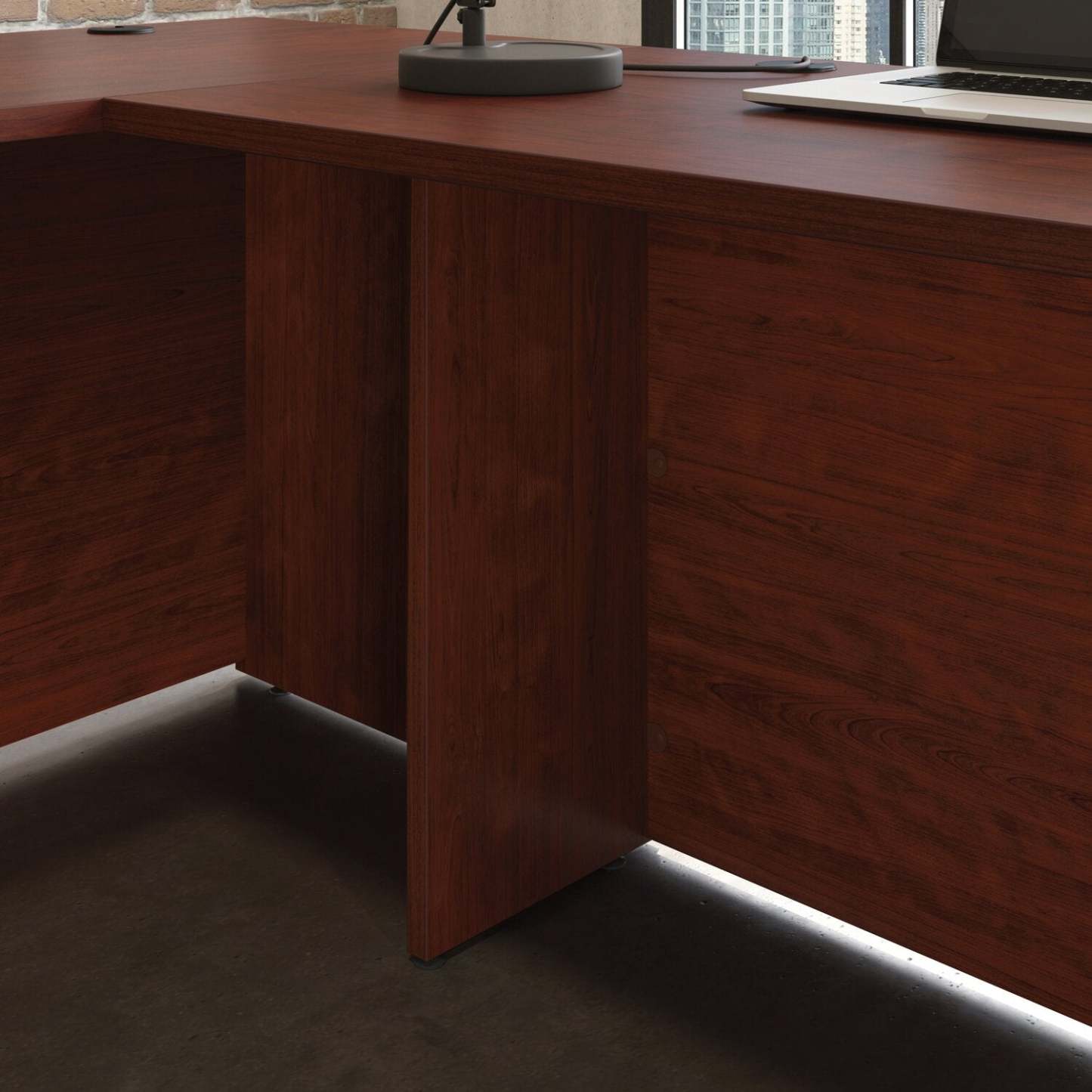 Affirm 47.17 Commercial Grade Office Desk - Cerisier classique|Bureau Affirm de 47,17 po de qualité commerciale - cerisier classique