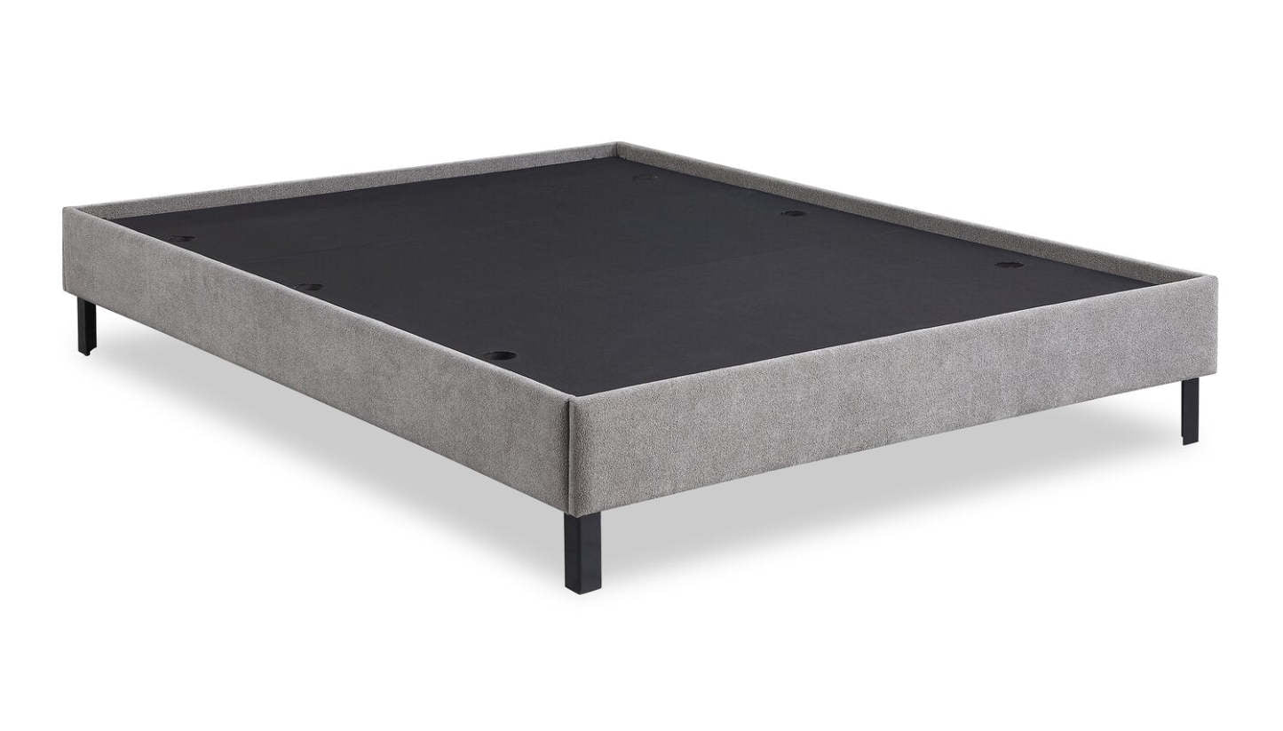 Lit plateforme rembourré Amos en tissu gris avec tête de lit canalisée - Grand lit | Lit plateforme Amos rembourré en tissu gris avec tête de lit à canaux - format grand lit