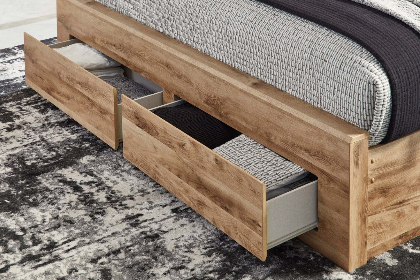 Lit de rangement Derekson avec 2 tiroirs intégrés au pied du lit, naturel - format grand lit | Derekson Storage Bed with 2 Built-In Footboard Drawers, Natural - Queen Size