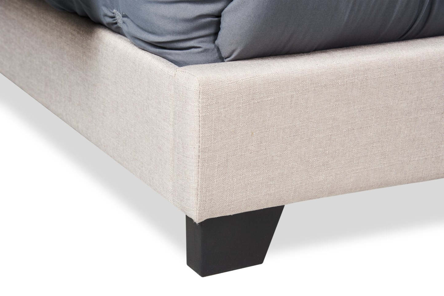 Lit à oreilles rembourré Brady en tissu gris clair avec motif clouté, capitonné avec boutons - King Size | Lit rembourré à oreilles Brady en tissu gris clair avec clous décoratifs et capitonnage à boutons - format très grand lit