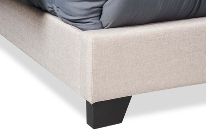 Lit à oreilles rembourré Brady en tissu gris clair avec motif clouté, capitonné avec boutons - King Size | Lit rembourré à oreilles Brady en tissu gris clair avec clous décoratifs et capitonnage à boutons - format très grand lit