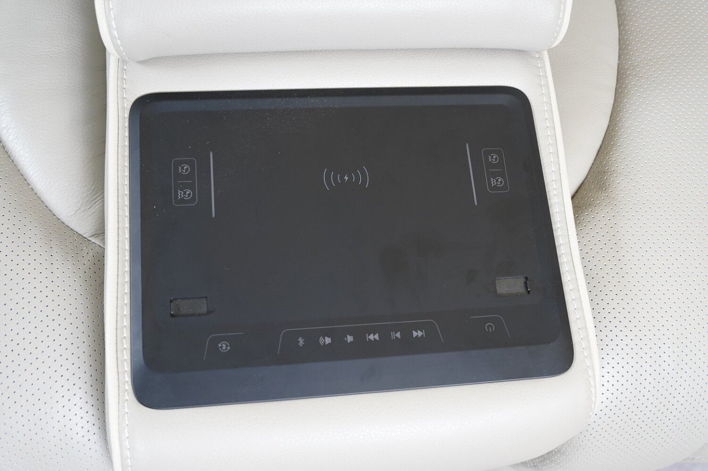 Elite 74 Genuine Leather Massage Power Reclining Loveseat with Immersive Audio and Power Headrests - Putty | Causeuse de massage à inclinaison électrique Elite de 74 po en cuir véritable avec son immersif et appuie-têtes électriques - mastic