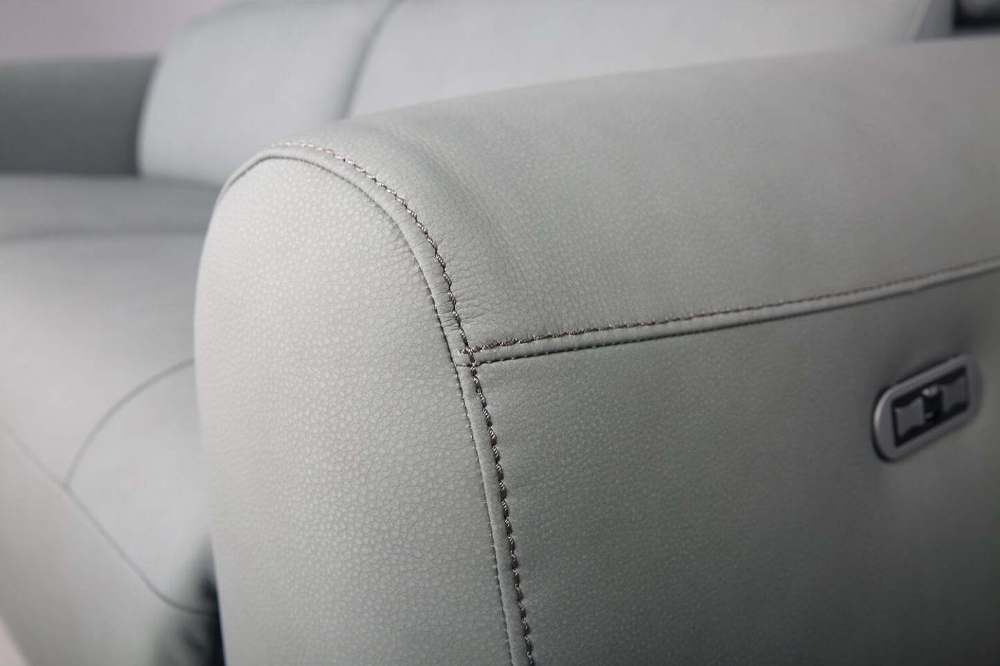 Sofa à inclinaison électrique Gianna de 76 po en cuir véritable avec appuie-têtes électriques et ports USB - bleu spa