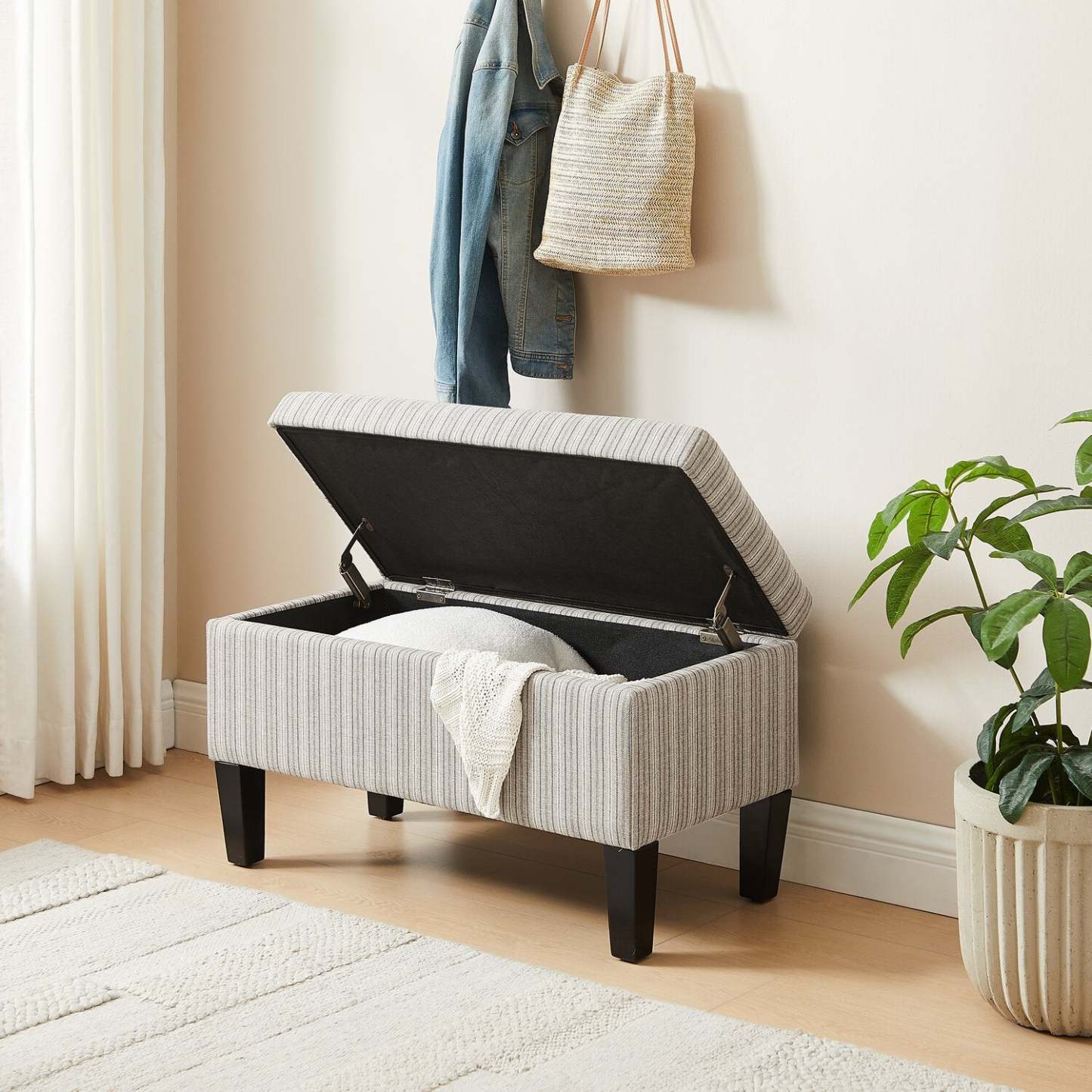 Calgary 32 Storage Fabric Ottoman - Grey Rayé|Pouf de rangement Calgary de 32 po en tissu - rayé gris