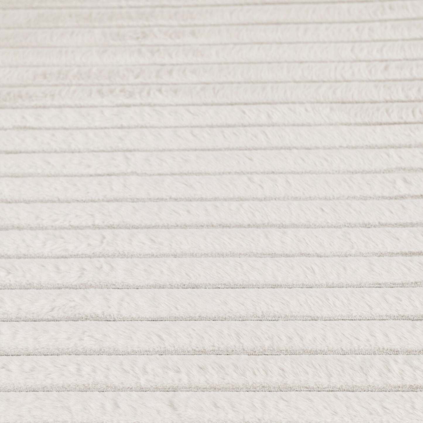 Tapis ivoire en fausse fourrure avec envers en mousse à mémoire de forme – 7' x 10' | Carpette Channel en fausse fourrure ivoire avec revers en mousse à mémoire de forme - 7 pi x 10 pi