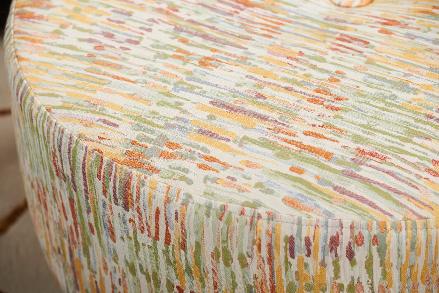 Fabriqué au Canada Sofa Lab personnalisable Pouf en tissu The Curve 31 - Jardin multicolore | Pouf The Curve de Sofa Lab de 31 po fabriqué au Canada en tissu - Jardin multicolore | CURV1141