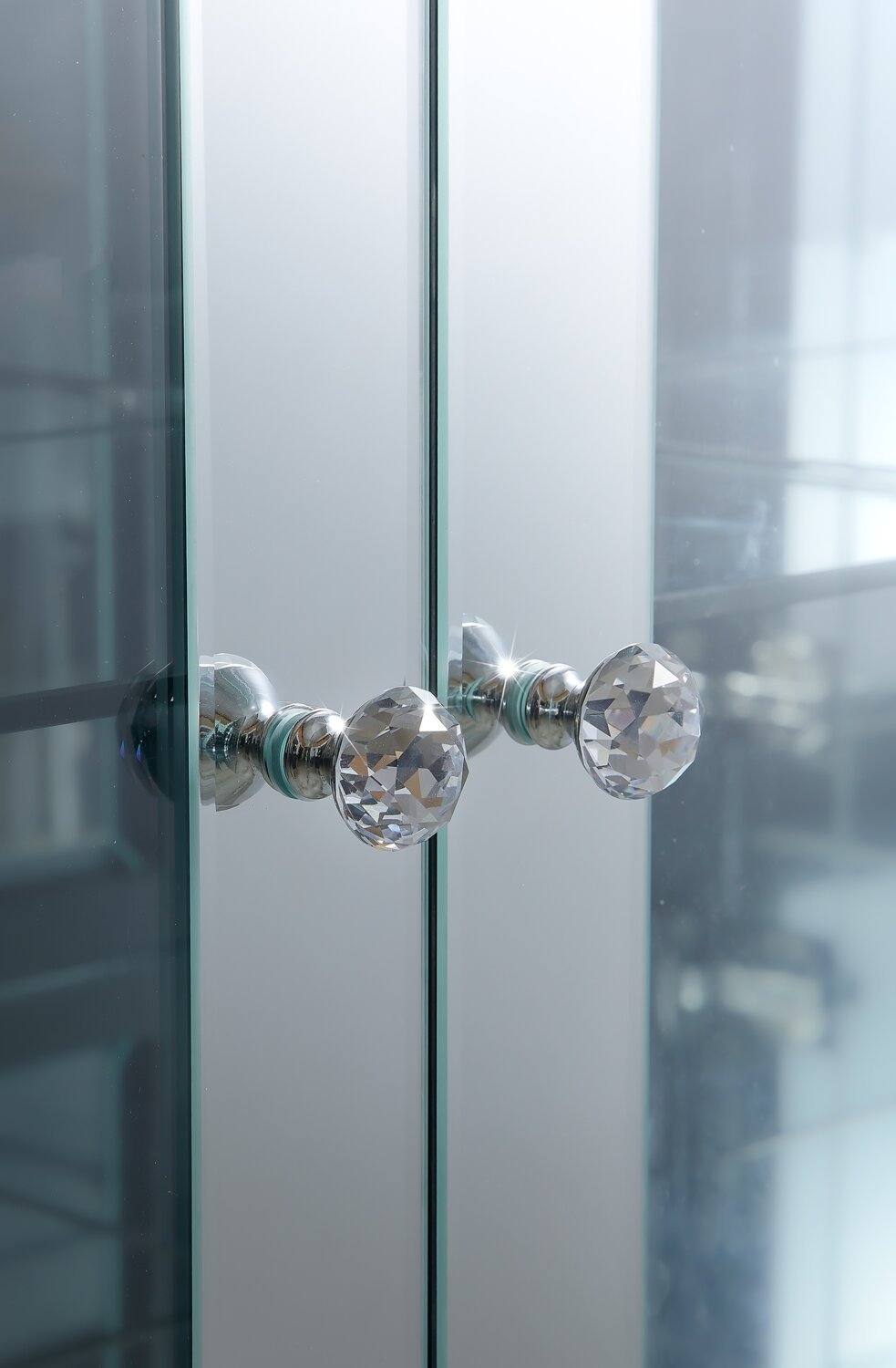 Armoire d'appoint Roxie 31,5" avec portes en verre et éclairage LED - Argent | Armoire décorative Roxie de 31,5 po avec portes en verre et éclairage à DEL - argentée | ROXIEACC