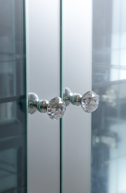 Armoire d'appoint Roxie 31,5" avec portes en verre et éclairage LED - Argent | Armoire décorative Roxie de 31,5 po avec portes en verre et éclairage à DEL - argentée | ROXIEACC