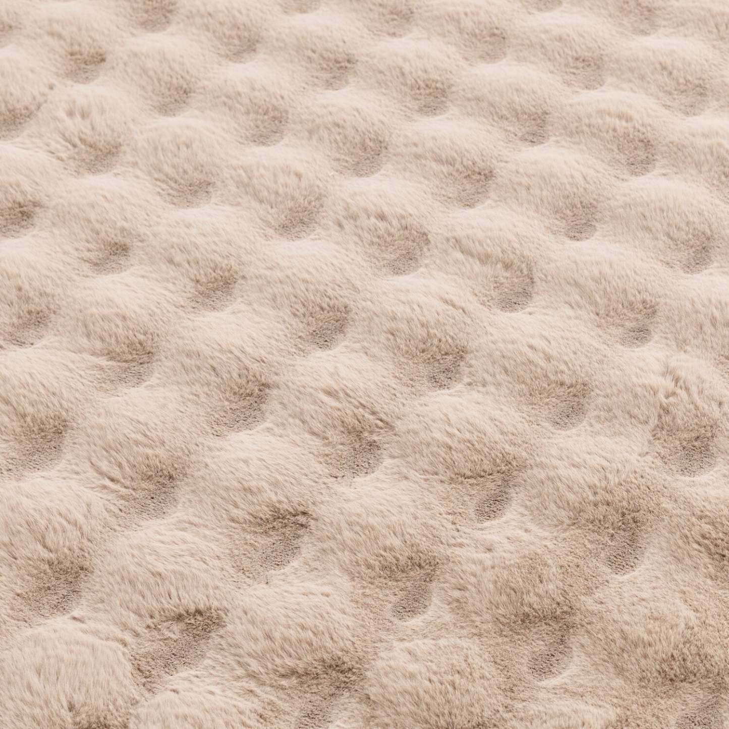 Tapis en fausse fourrure taupe à bulles avec envers en mousse à mémoire de forme – 7' x 10' | Tapis Bubble en fausse fourrure taupe avec revers en mousse à mémoire de forme - 7 pi x 10 pi | BUBBTP08