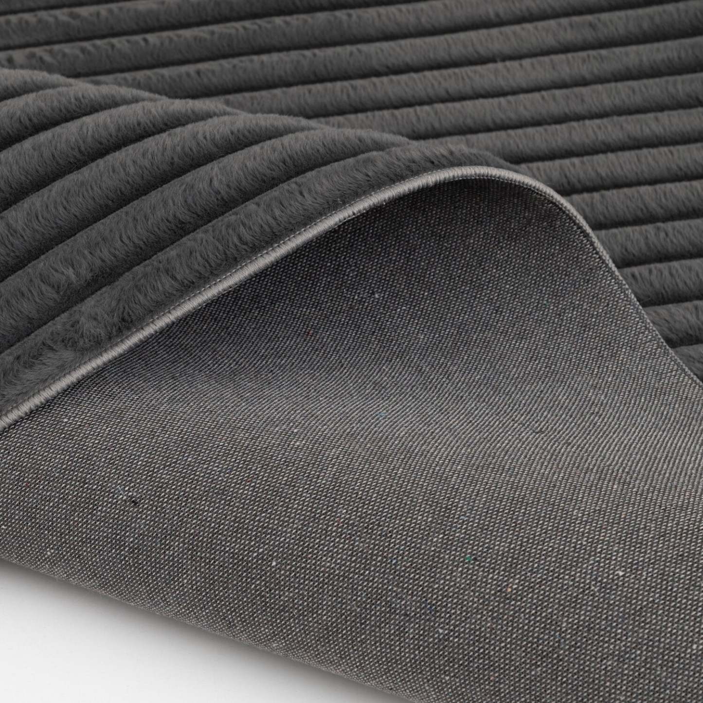 Tapis gris foncé Channel en fausse fourrure avec envers en mousse à mémoire de forme – 5' x 7' | Tapis Channel en fausse fourrure gris foncé avec dos en mousse à mémoire de forme - 5 pi x 7 pi