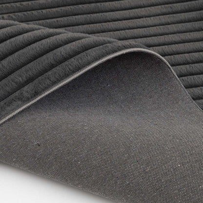 Tapis gris foncé Channel en fausse fourrure avec envers en mousse à mémoire de forme – 5' x 7' | Tapis Channel en fausse fourrure gris foncé avec dos en mousse à mémoire de forme - 5 pi x 7 pi