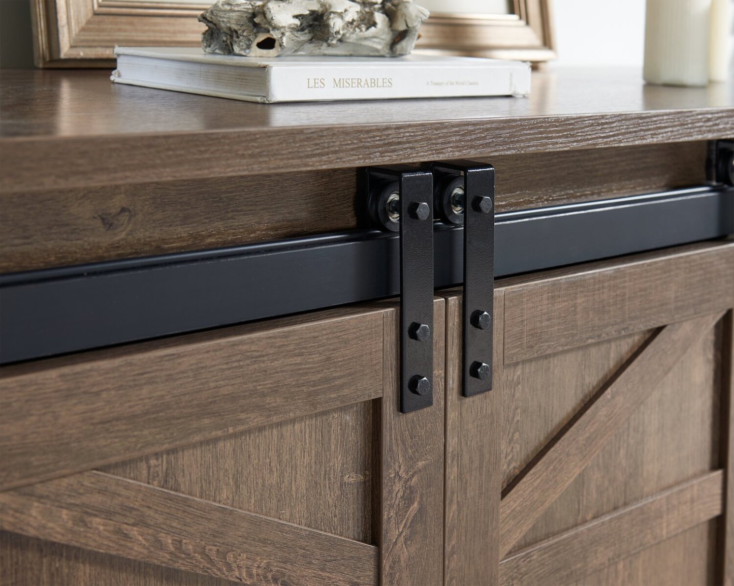 Armoire d'appoint Corbin 47.25 avec portes de grange coulissantes - Chêne noyer | Armoire décorative Corbin de 47,25 po avec portes de grange coulissantes - chêne noyer