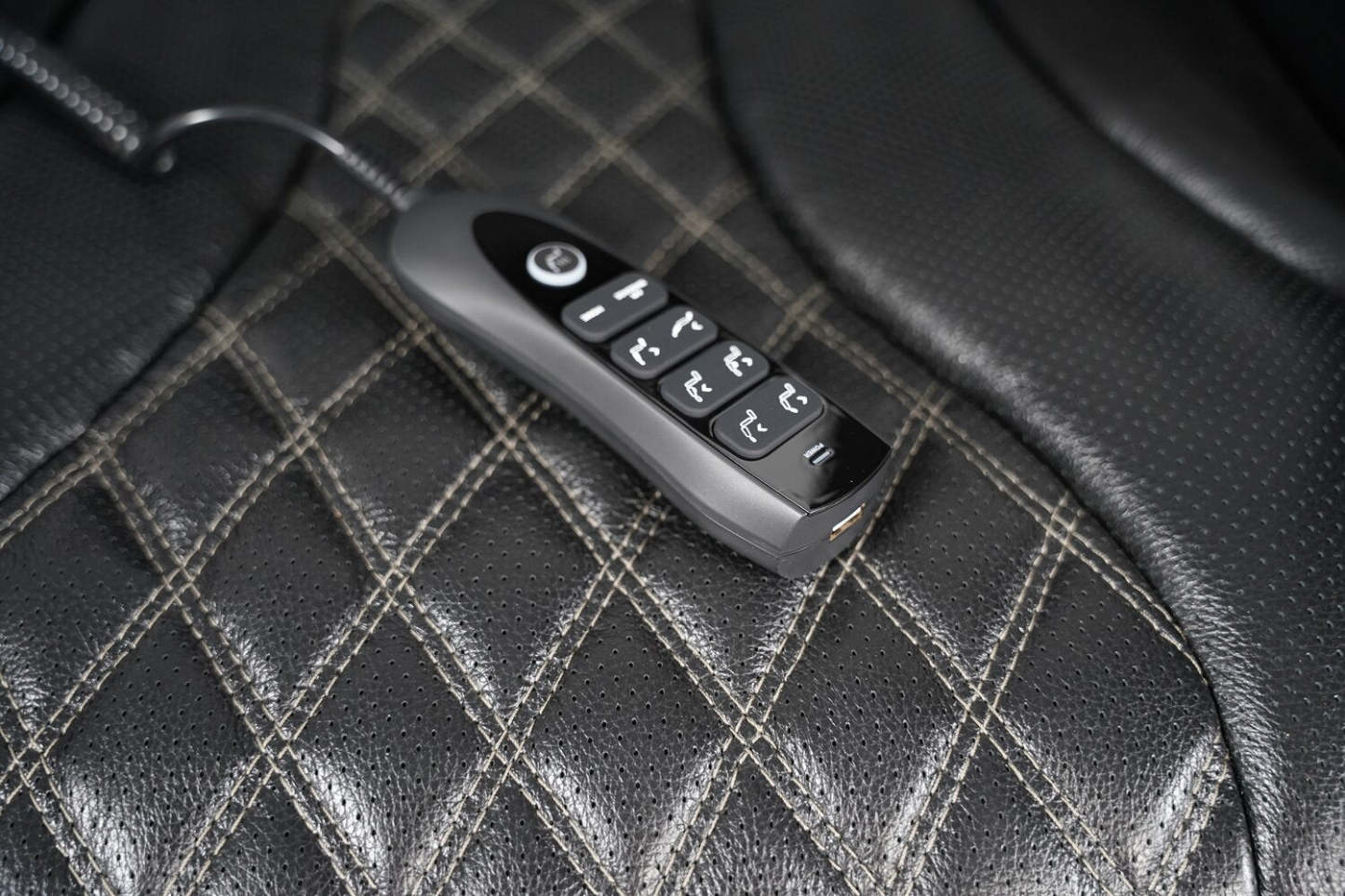 Elite 74 Genuine Leather Massage Power Reclining Loveseat with Power Headrests and Storage Arms - Black | Causeuse de massage à inclinaison électrique Elite de 74 po en cuir véritable avec appuie-têtes électriques et accoudoirs de rangement - noire