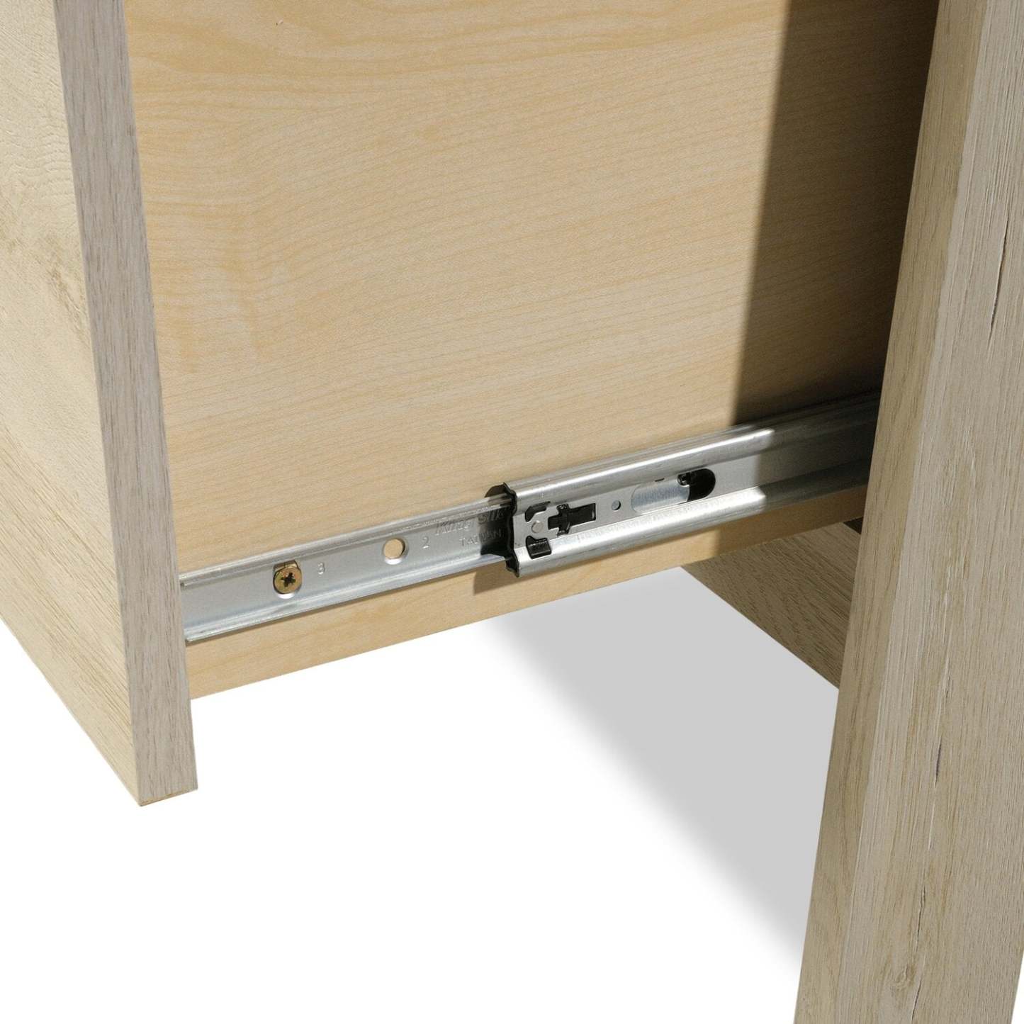 Kyree 59.06 Bureau de direction avec 4 tiroirs – Châtaignier crayeux | Bureau de direction Kyree de 59,06 po à 4 tiroirs - marron blanc