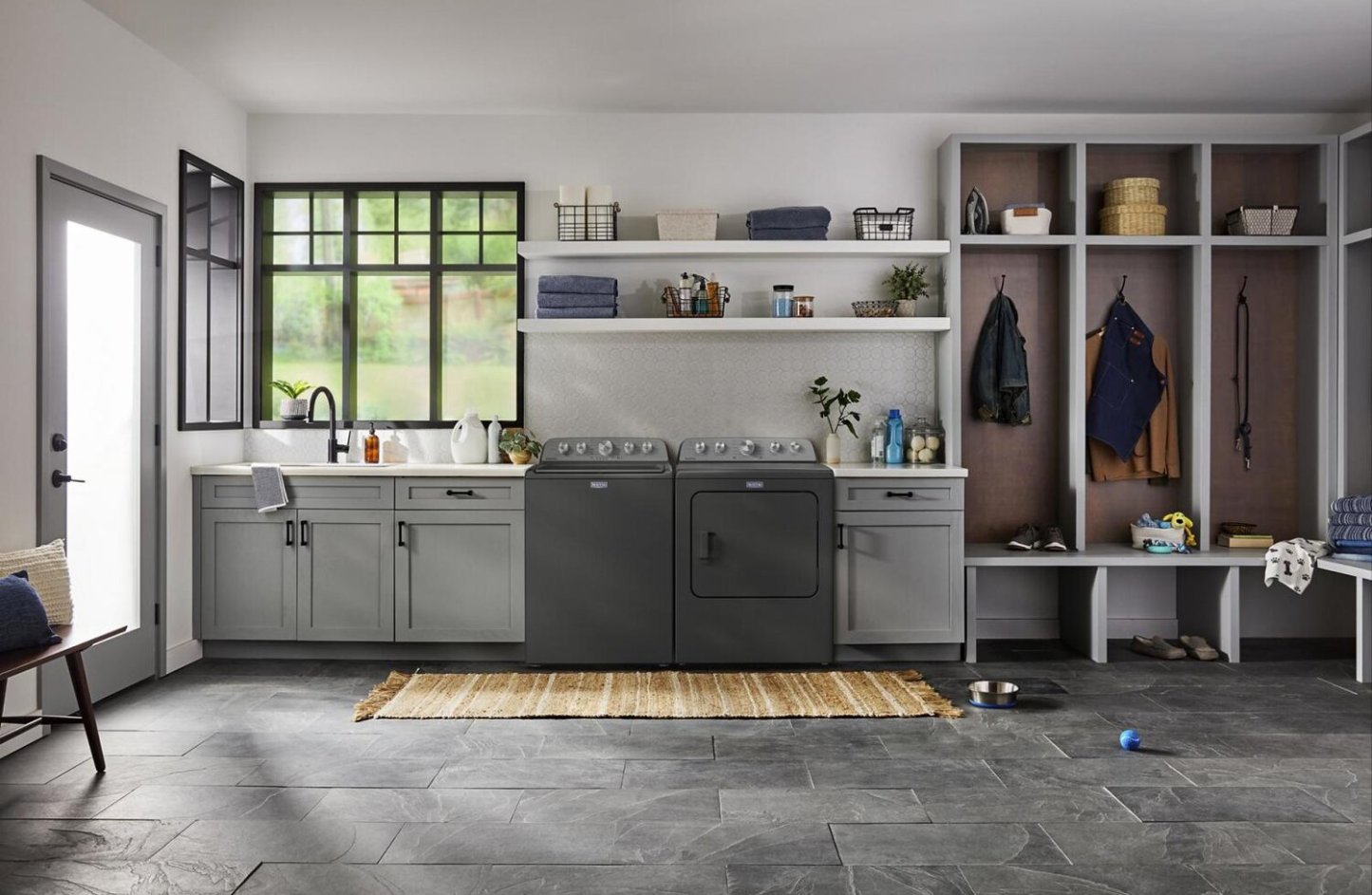 Maytag 5.4 Cu Ft. Top Load Agitator Washer and 7.0 Cu. Ft. Electric Dryer – Volcano Black - MATL565B | Laveuse à chargement par le haut de 5,4 pi³ et sécheuse électrique de 7,0 pi³ de Maytag - noir volcan - MATL565B