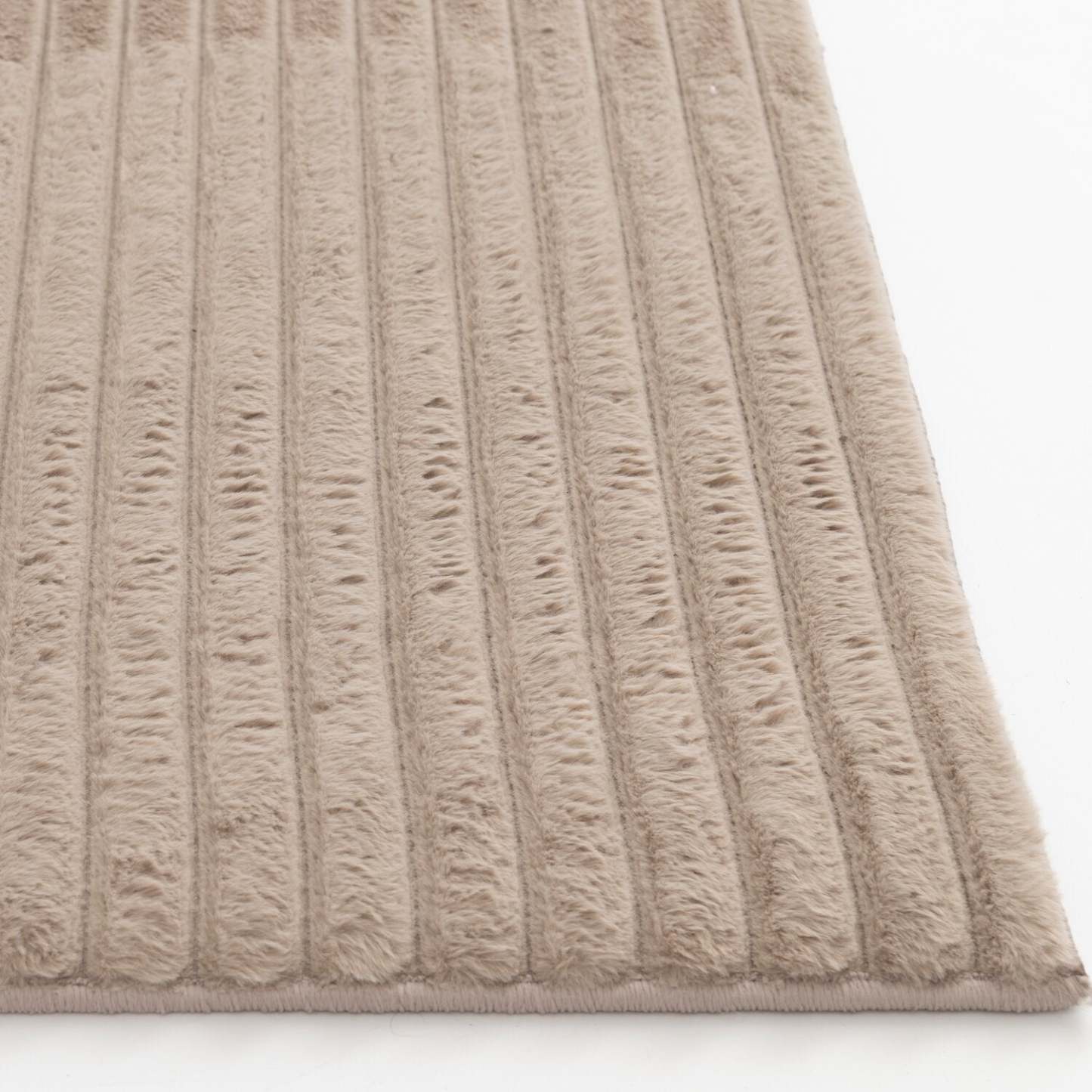 Tapis taupe en fausse fourrure avec envers en mousse à mémoire de forme – 7' x 10' | Carpette Channel en fausse fourrure taupe avec revers en mousse à mémoire de forme - 7 pi x 10 pi