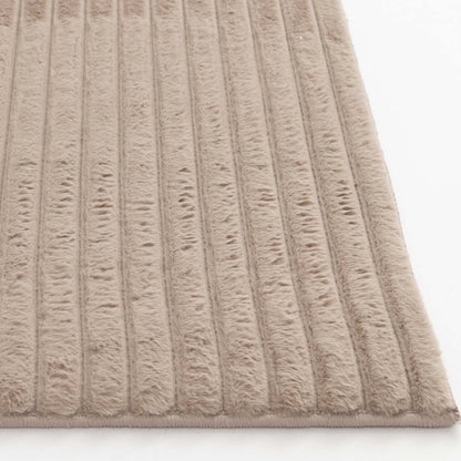 Tapis taupe en fausse fourrure avec envers en mousse à mémoire de forme – 7' x 10' | Carpette Channel en fausse fourrure taupe avec revers en mousse à mémoire de forme - 7 pi x 10 pi