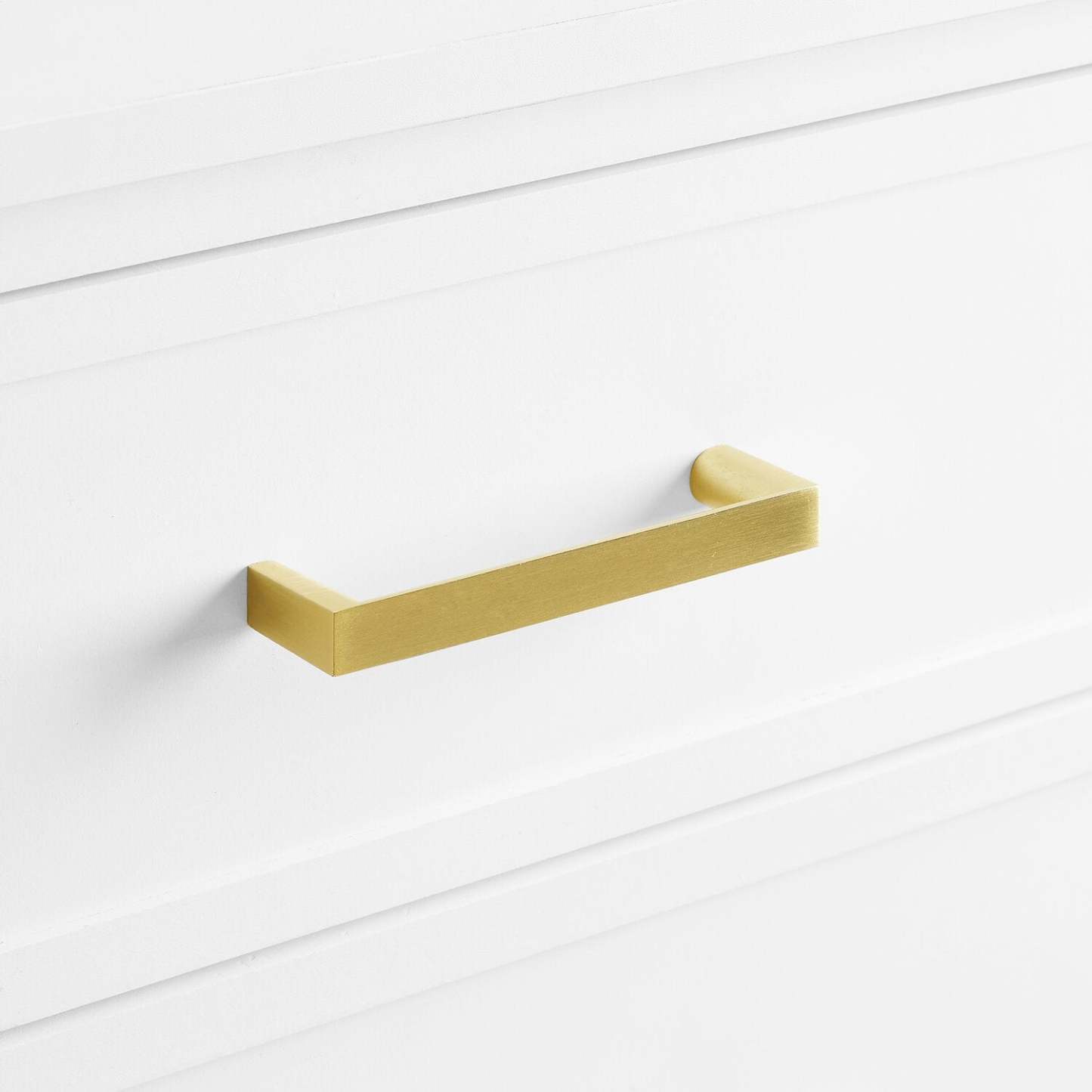 Table de chevet Alia à 2 tiroirs avec accents dorés, 18 L x 25,75 H - Blanc | Table de nuit Alia de 18 po (l) x 25,75 po (H) à 2 tiroirs avec touche dorée - blanche