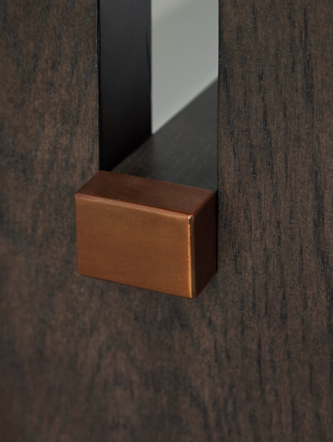 Table de canapé Warwick 52" en bois massif et marbre – Chêne blanc et brun | Table de salon Warwick de 52 po en bois massif et en marbre - blanche et chêne brun