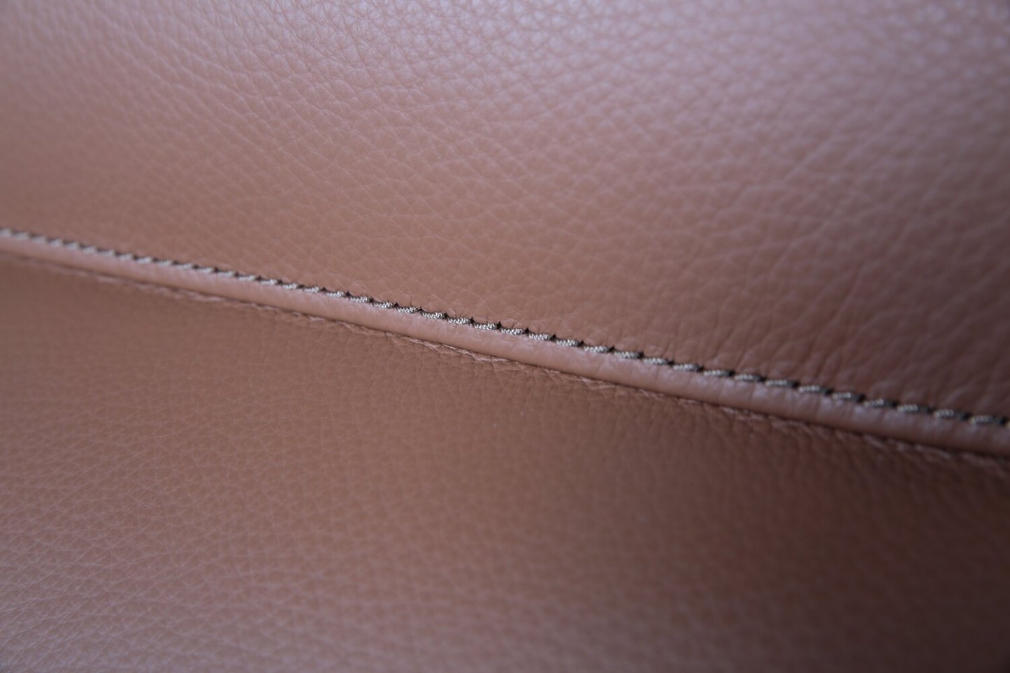 Aydin 27.5 Fauteuil d’appoint à inclinaison par poussée en cuir véritable avec accoudoirs et pattes en bois - orange chameau