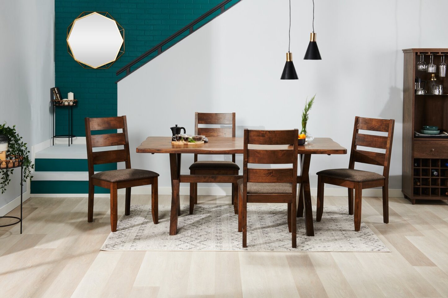 Chaise de salle à manger prune avec tissu en polyester, bois, dossier en échelle - Brun muscade | Chaise de salle à manger Plum en tissu de polyester et en bois avec dossier en échelle - brun muscade