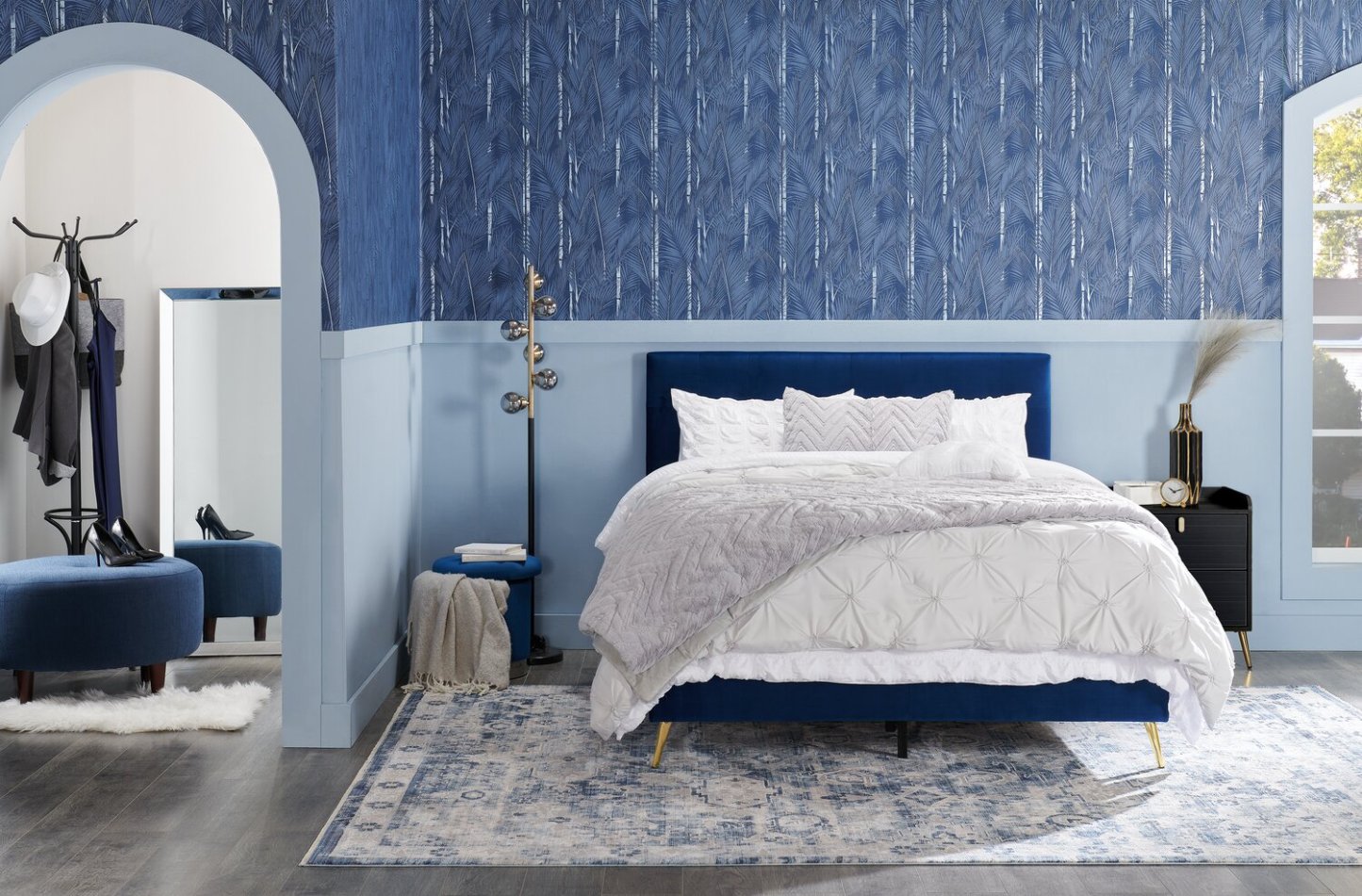 Lit rembourré Gabi en tissu velours bleu avec pieds finition dorée, capitonné avec boutons - Queen Size | Lit rembourré Gabi en tissu de velours bleu avec pattes au fini doré et capitonnage à boutons - format grand lit