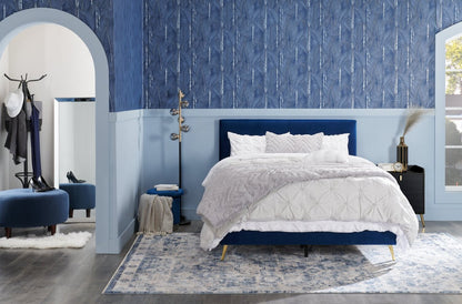 Lit rembourré Gabi en tissu velours bleu avec pieds finition dorée, capitonné avec boutons - Queen Size | Lit rembourré Gabi en tissu de velours bleu avec pattes au fini doré et capitonnage à boutons - format grand lit