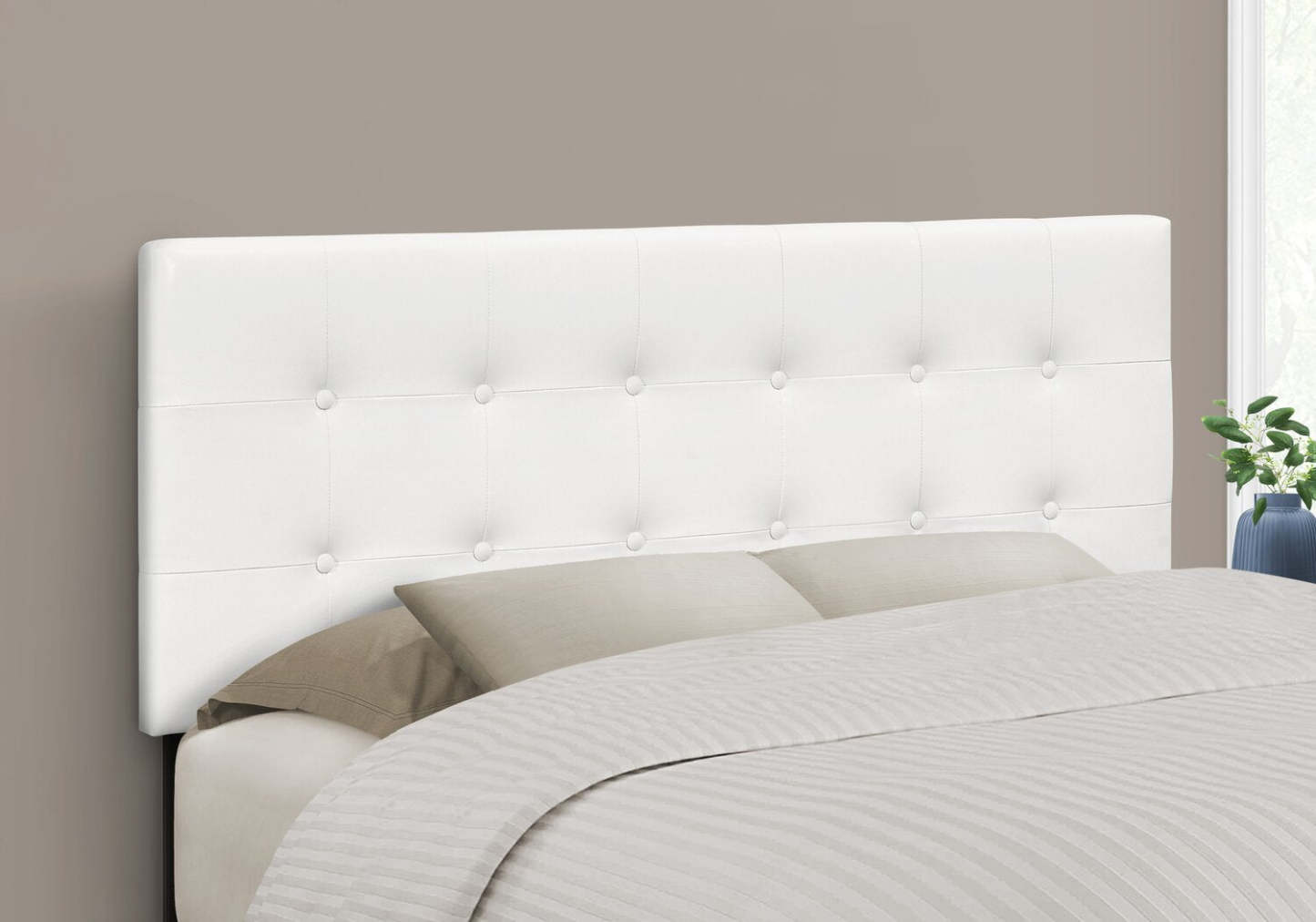Tête de lit rembourrée Estel en tissu de cuir végétalien blanc, capitonné à boutons - Pleine grandeur | Tête de lit rembourrée Estel en tissu de cuir végétalien blanc avec capitonnage à boutons - format lit double