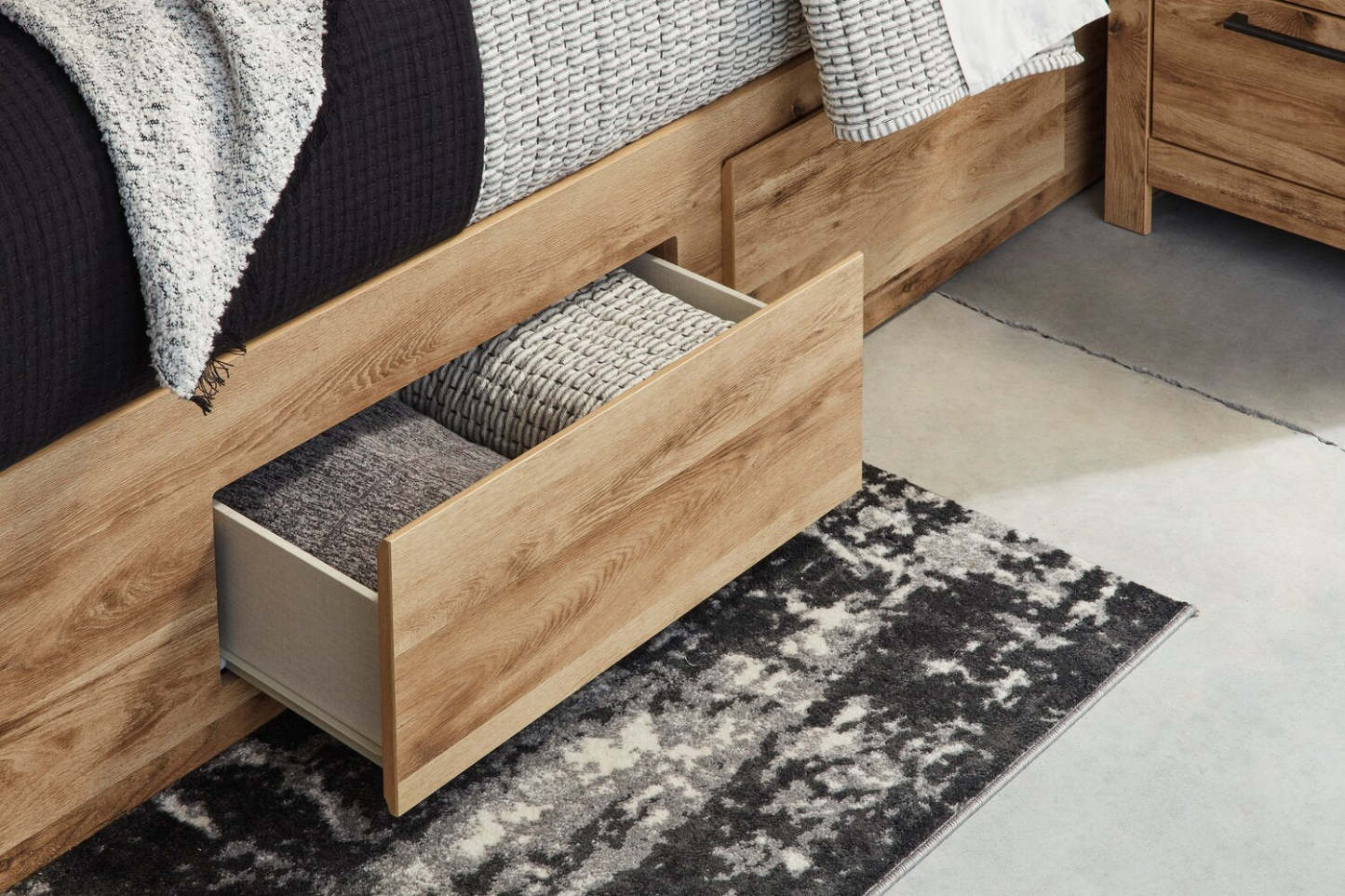 Lit de rangement Derekson naturel avec 2 tiroirs latéraux intégrés - format grand lit | Derekson Storage Bed with 2 Built-In Side Drawers, Natural - Queen Size