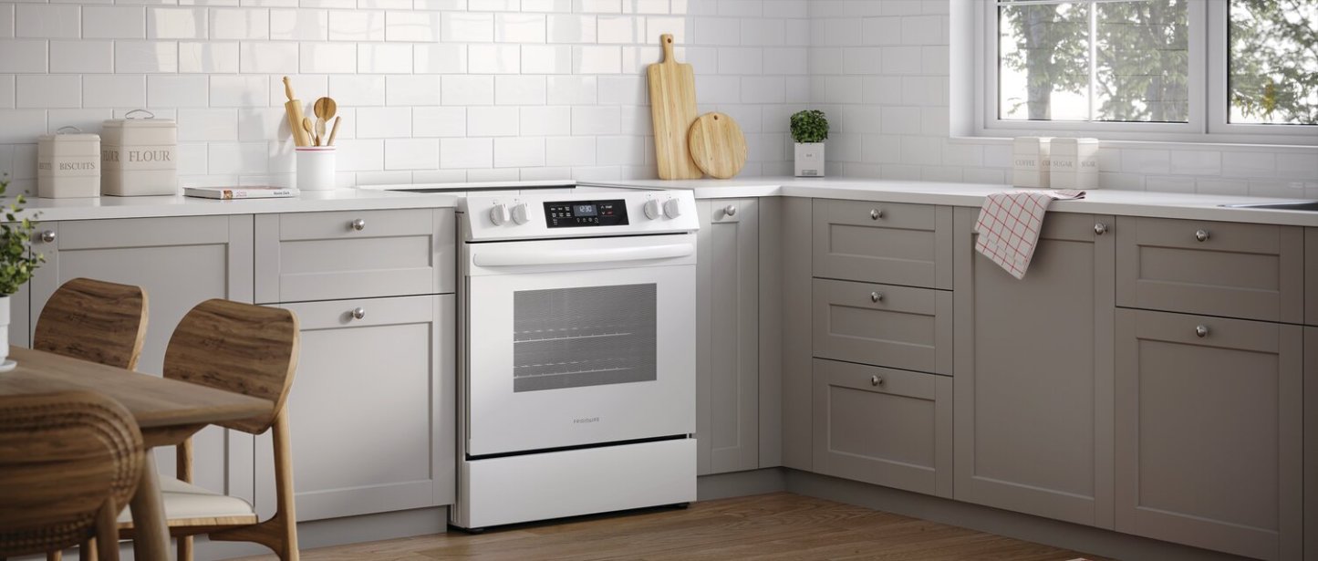 Cuisinière électrique Frigidaire de 5,3 pi³ avec élément EvenTemp™ et surface de cuisson à 5 éléments - Blanc - FCFE… | Frigidaire 5,3 Cu. Fort. Cuisinière électrique avec élément EvenTemp™ et table de cuisson à cinq éléments - Blanc - FCFE…