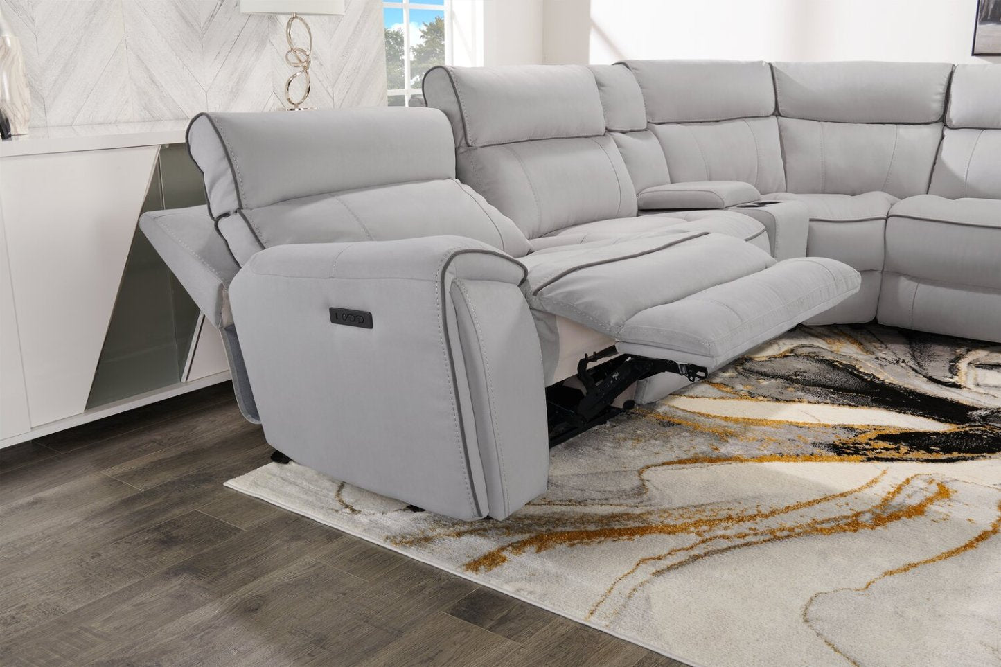 Canapé sectionnel de droite à inclinaison électrique Newport de Cindy Crawford Home 6 pièces en suédine - gris