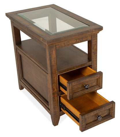 Hanson 15” Traditional Pine Chairside Table with Storage - Toasted Nutmeg | Table de fauteuil traditionnelle Hanson de 15 po en pin - muscade grillée