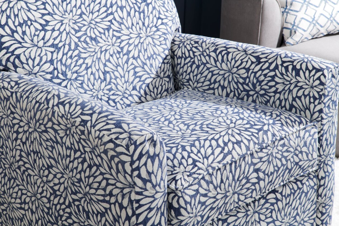 Fauteuil d’appoint pivotant personnalisable Sofa Lab de 31 po fabriqué au Canada en tissu - Spa multicolore | Fauteuil d’appoint pivotant Sofa Lab de 31 po fabriqué au Canada en tissu - Spa multicolore | SWIV1145