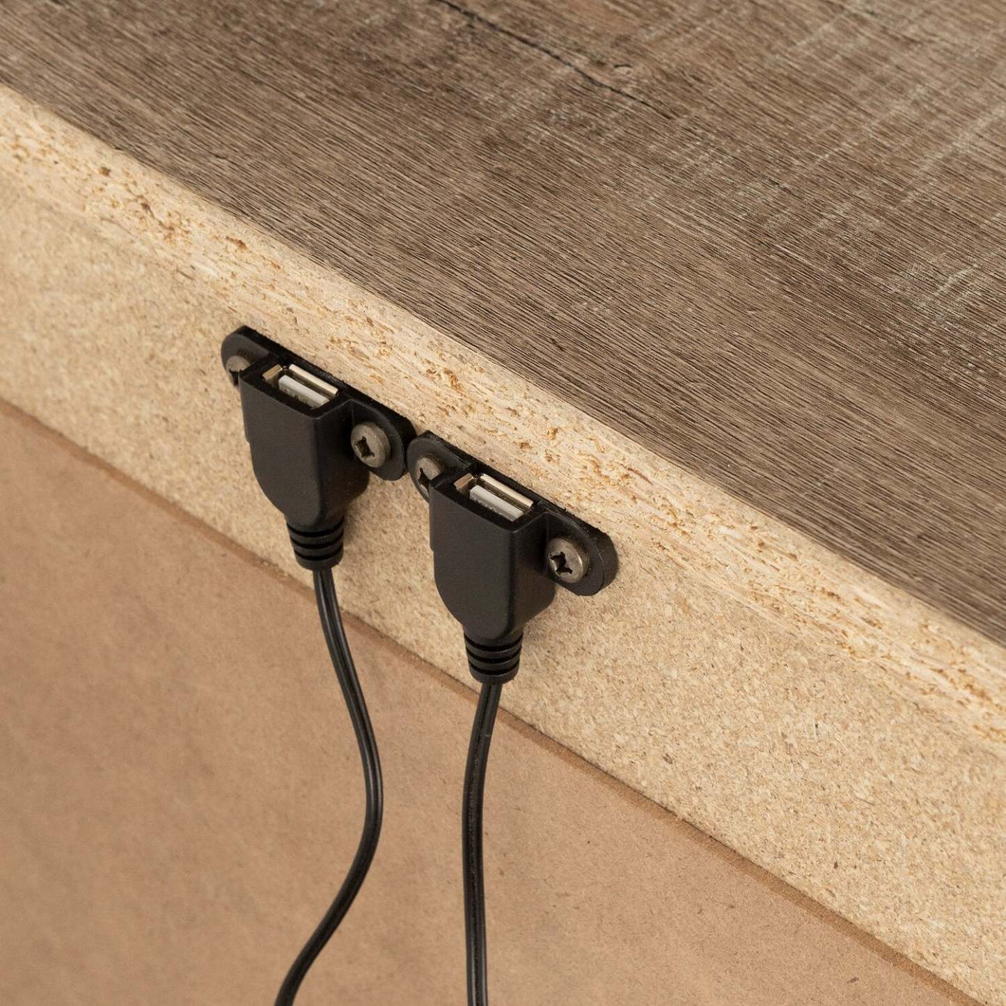 Table de chevet Everley à 2 tiroirs avec ports USB, 19,5 L x 22,5 - Marron | Table de nuit Everley de 19,5 po (L) x 22,5 po à 2 tiroirs avec ports USB - brune