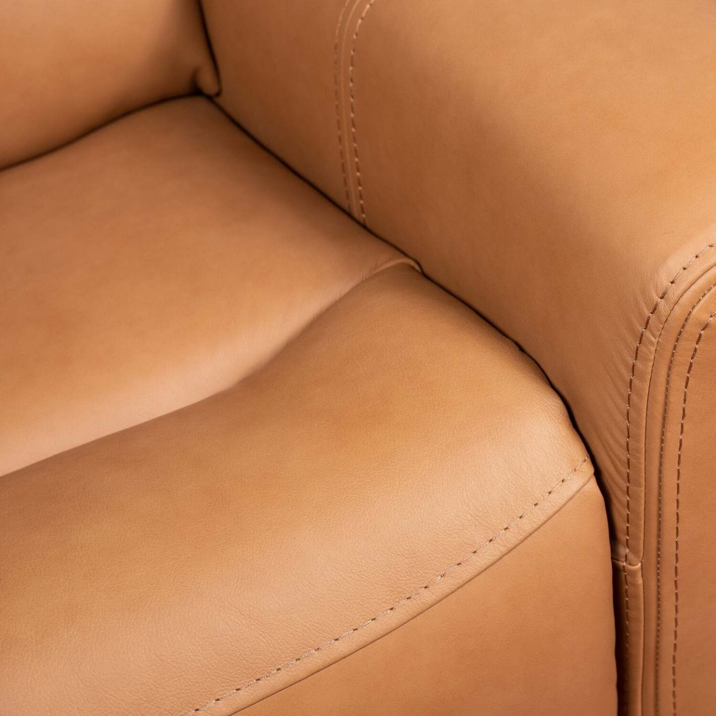 Scott Living Prescott 79 Genuine Leather Power Reclining Loveseat with Power Headrests - Butternut Brown | Causeuse à inclinaison électrique Prescott de Scott Living de 79 po en cuir véritable avec appuie-têtes électriques - brun courge musquée