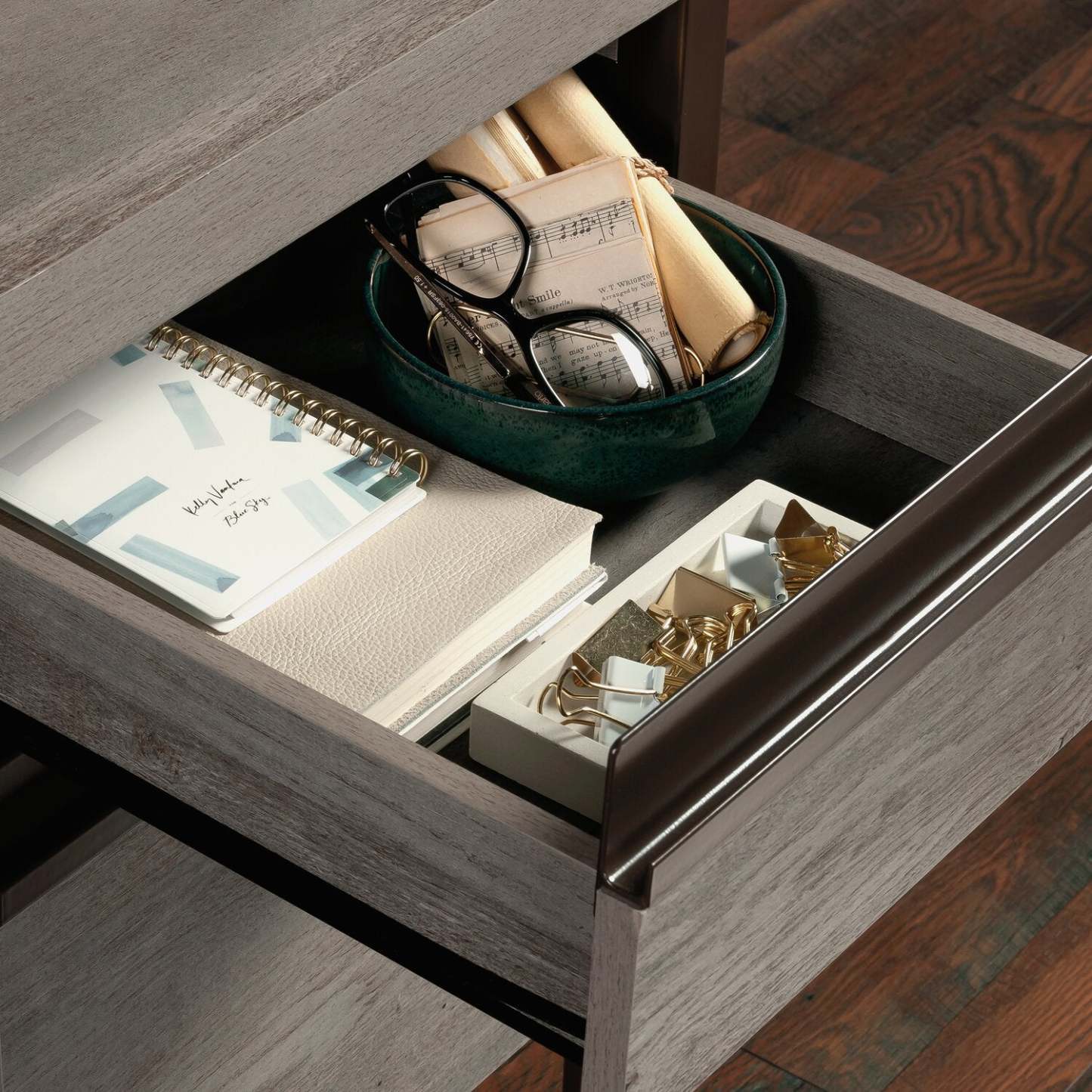 Bureau d’ordinateur Percy de 60 po de qualité commerciale à 4 tiroirs - gris