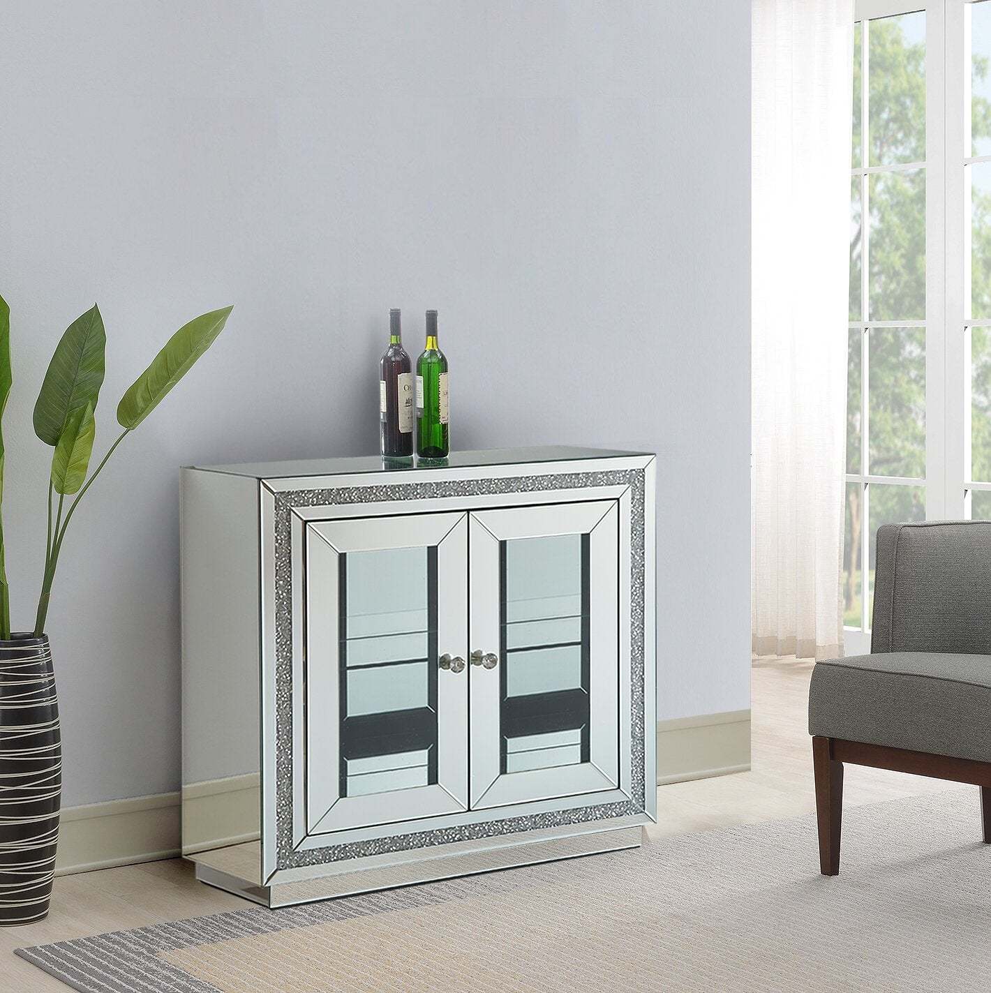 Armoire d'appoint Roxie 31,5" avec portes en verre et éclairage LED - Argent | Armoire décorative Roxie de 31,5 po avec portes en verre et éclairage à DEL - argentée | ROXIEACC