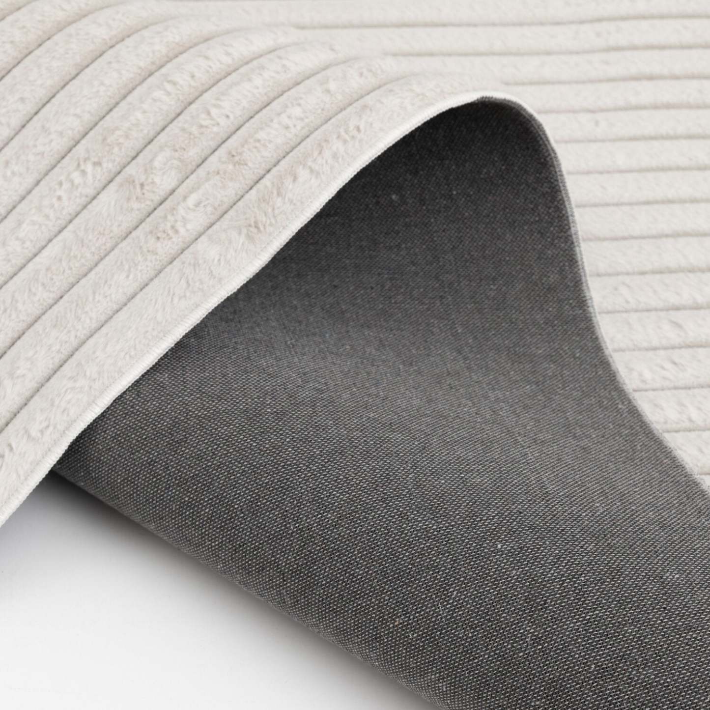 Tapis ivoire en fausse fourrure avec envers en mousse à mémoire de forme – 7' x 10' | Carpette Channel en fausse fourrure ivoire avec revers en mousse à mémoire de forme - 7 pi x 10 pi