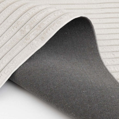 Tapis ivoire en fausse fourrure avec envers en mousse à mémoire de forme – 7' x 10' | Carpette Channel en fausse fourrure ivoire avec revers en mousse à mémoire de forme - 7 pi x 10 pi