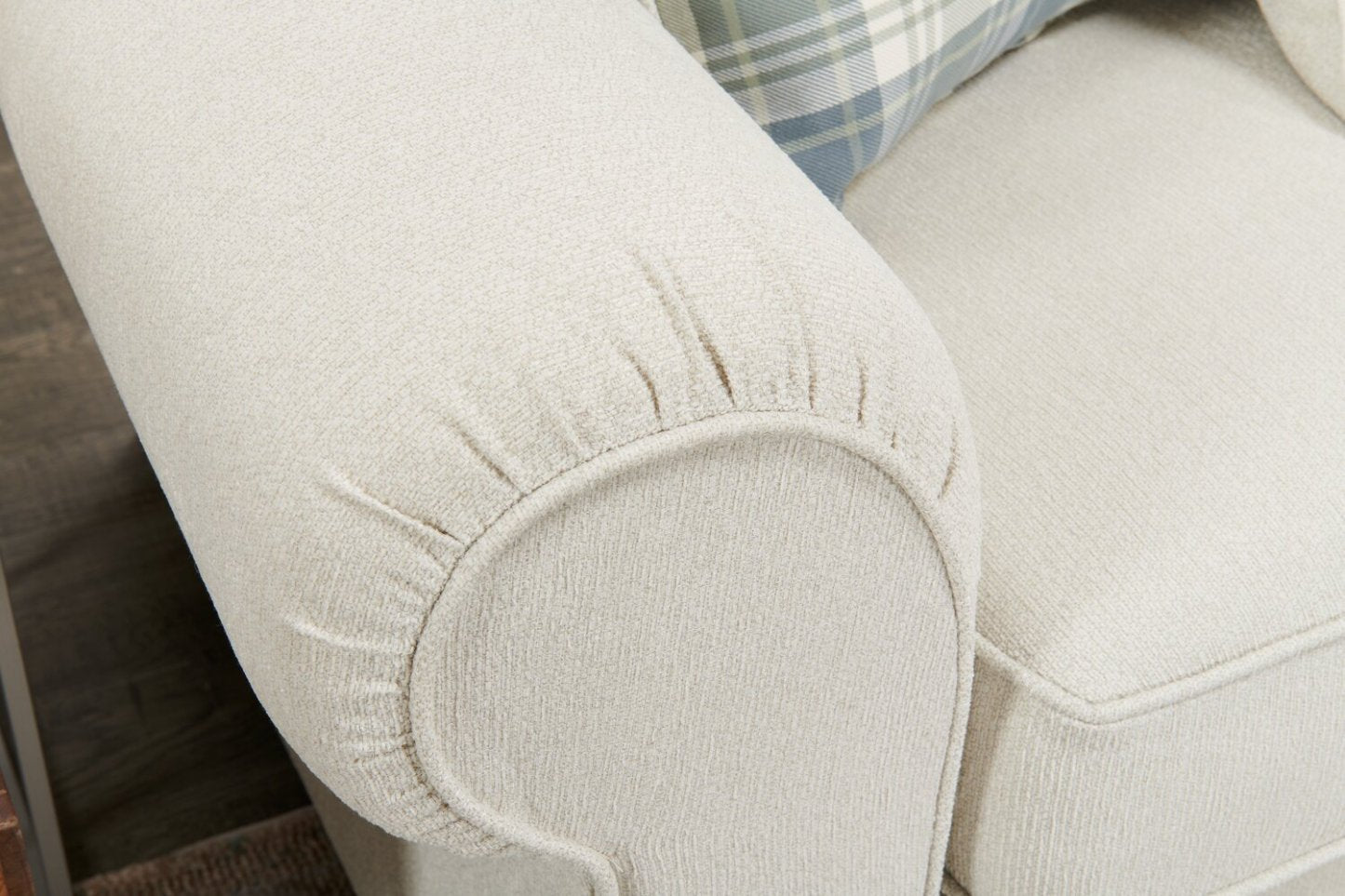 Canapé Scarlett de 87 po fabriqué au Canada en tissu de chenille avec accoudoirs enroulés et coussins décoratifs - beige écru