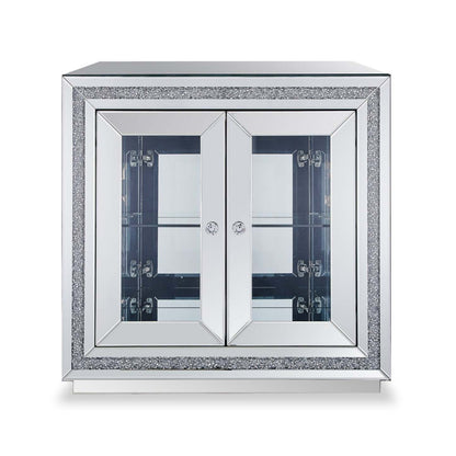 Armoire d'appoint Roxie 31,5" avec portes en verre et éclairage LED - Argent | Armoire décorative Roxie de 31,5 po avec portes en verre et éclairage à DEL - argentée | ROXIEACC