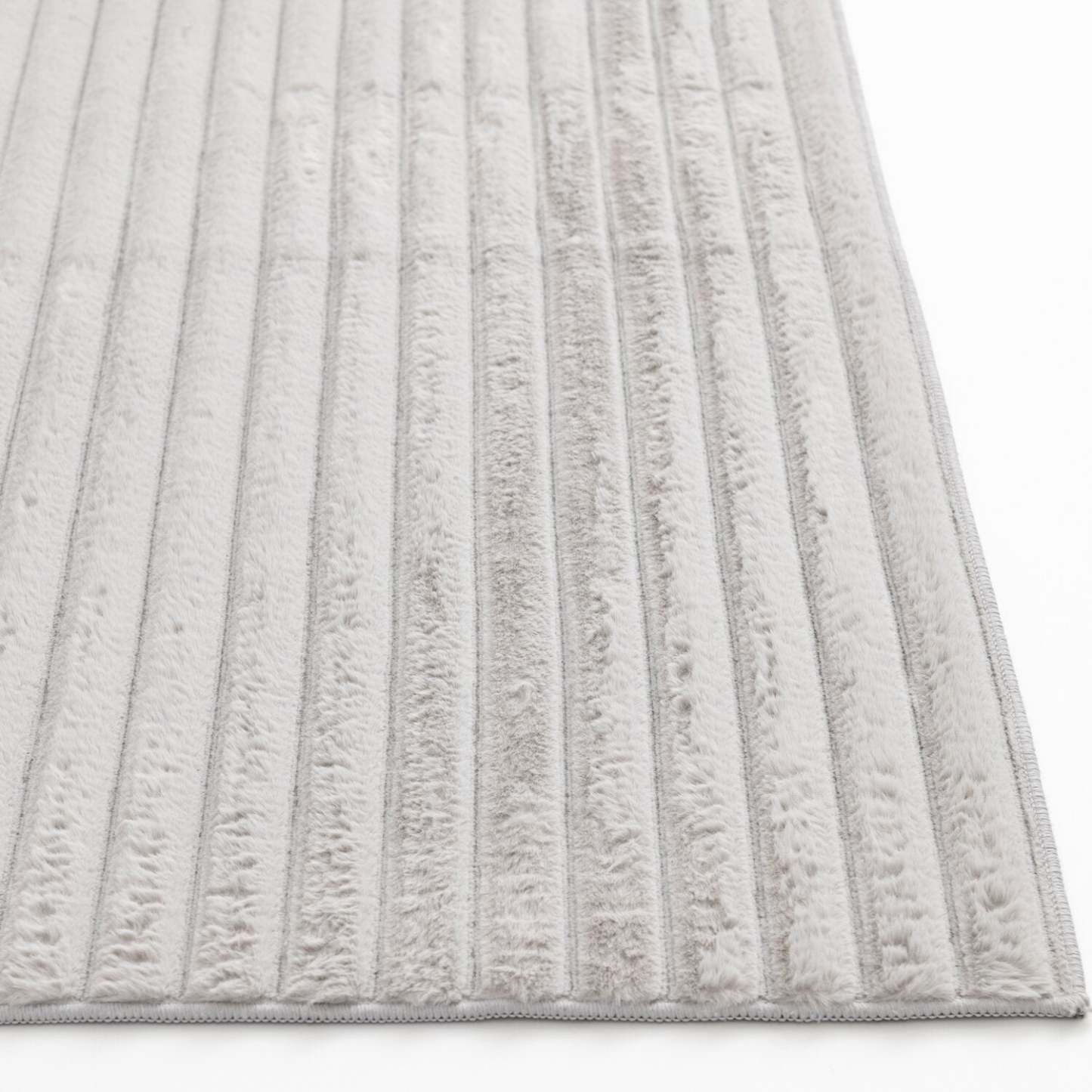 Tapis gris clair Channel en fausse fourrure avec envers en mousse à mémoire de forme – 5' x 7' | Tapis Channel en fausse fourrure gris clair avec dos en mousse à mémoire de forme - 5 pi x 7 pi