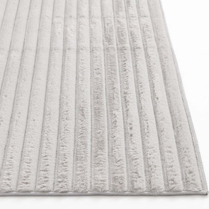 Tapis gris clair Channel en fausse fourrure avec envers en mousse à mémoire de forme – 5' x 7' | Tapis Channel en fausse fourrure gris clair avec dos en mousse à mémoire de forme - 5 pi x 7 pi